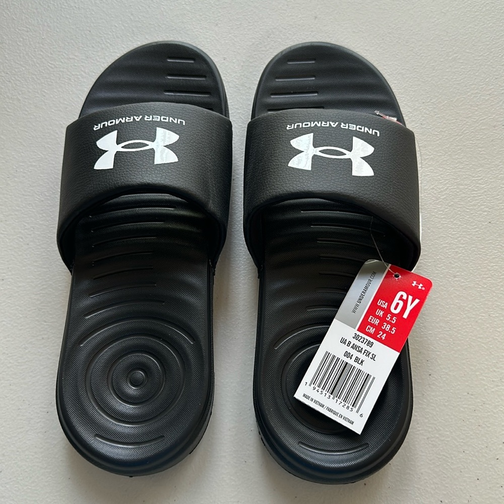 Under Armour Boys Ansa Fix, Black, 6 Medium US.